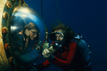 Photo: Sylvia Earle shows algae to a young explorer